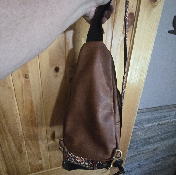 Antik Kraft Crossbody Sling Bag Tan Vegan Leather W/Guitar Strap - Picture 5 of 12